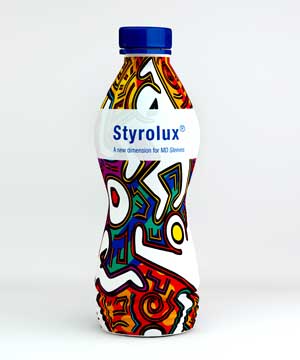 Ein besonders auffälliges Design hat die neuste Flasche mit Schrumpffolie aus Styrolux*+®+*, die auf der Interpack 2011 am Sidel-Stand präsentiert wird.