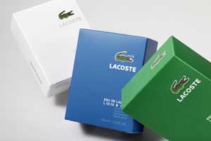 Imagetransfer mit markengenauem Verpackungsdesign: Die typische Optik und Haptik der Lacoste-Poloshirts realisiert Edelmann mit einer vollflächigen Strukturprägung auf Karton.