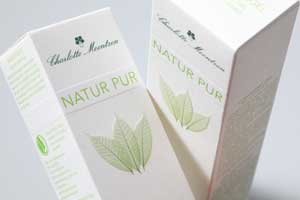 Ressourcenschonend und materialsparend: Mit 100 Prozent Karton, dezentem, aber gezieltem Einsatz von Lackeffekten bringt die Verpackung von Edelmann die Botschaft der Biokosmetik-Linie von Charlotte Meentzen auf den Punkt - Natur pur!