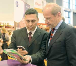 Ercan Kilic von GS1 Germany erläutert BVE-Vorsitzenden Jürgen Abraham die Barcode-Scan App iGepir.