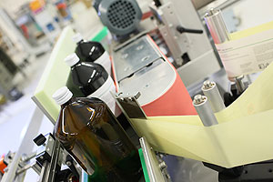Die Geset Rundum- und Seitenetikettieranlagen für die Etikettierung von Produkten in der Haushalts-, Kosmetik- oder Chemie-Industrie mit Vordruck-Etiketten sind komplett neu überarbeitet worden.