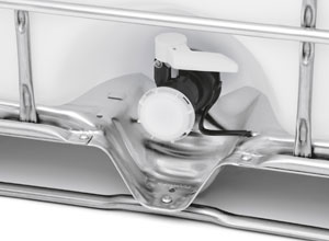 Die von Schütz in Serienfertigung hergestellte metallfreie IBC-Armatur mit angespritztem Erdungskabel aus Nano-Compound.