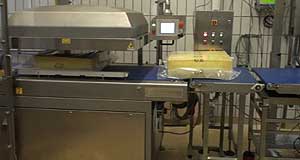 Weltneuheit auf der interpack 2011: Anlage zum vollautomatischen Vakuumverpacken von "Euroblock" Schnittkäse.