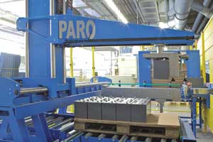 Palettierroboter PARO mit Palettenfördertechnik und Multifunktionsgreifer.