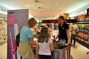 Zwei starke Marken kooperieren, um sich bei der jungen Zielgruppe besser in Szene zu setzen: Capri-Sonne und Lamy starten zu Schulbeginn eine gemeinsame Rätsel- und Gewinnaktion.