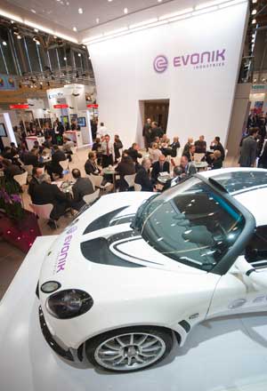 Großer Andrang am Stand: Die Neuigkeiten von Evonik Industries stießen auf viel Interesse bei den Besuchern.