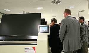 Mit großem Interesse verfolgten die Besucher die Vorstellung der neuen vollautomatische Verarbeitungslinie für Flexodruckplatten nyloflex*+®+* Automated Plate Processor.