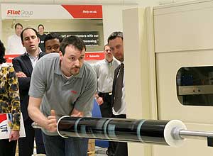 Gespannt verfolgen die Zuschauer, wie Frank Kniep, Anwendungstechnik Flint Group Flexographic Products, den neuen nyloflex*+®+* ITR Exposure bestückt.