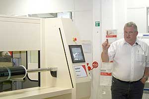 Gernot Dietz, Projektmanager Flint Group Flexographic Products, erklärt die Verarbeitung von Sleeves im leistungsstarken nyloflex*+®+* ITR Processor.