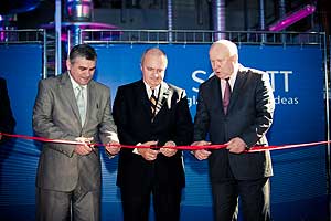Prof. Dr.-Ing. Udo Ungeheuer, Vorsitzender des Vorstandes der Schott AG (Mitte), Valeri Pavlinovich Shanzev, Gouverneur der Region Nizhny Novgorod (rechts), und Muaed Hashmusovich Kankulov, Assistent des authorisierten Repräsentanten des Präsidenten der Russischen Föderation im Distrikt Privolzhe (links), bei der Einweihung des neuen Schott Werkes für Pharmaverpackungen in der russischen Stadt Zavolzhe.