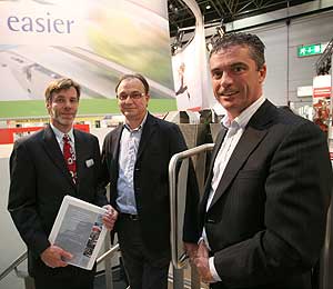 Die Kooperation von Meyn Food Processing Technology B.V. und Ishida Europe  bietet integrierte Anlagen an für die komplette Produktionskette der Geflügelverarbeitung. Der Zuschlag von Wipasz ist schon der vierte Großauftrag, den die internationale Allianz seit ihrer Gründung im Januar 2011 verbuchen konnte.
V.li.nach re.: Flemming Harslev (Regional Sales Manager – Solutions, Ishida Europe Ltd.), Przemyshaw Chabowski (President of Supervision Board, Wipasz S.A.) und Ruud van der Laan (Regional Sales Manager, Meyn Food Processing Technology B.V.).