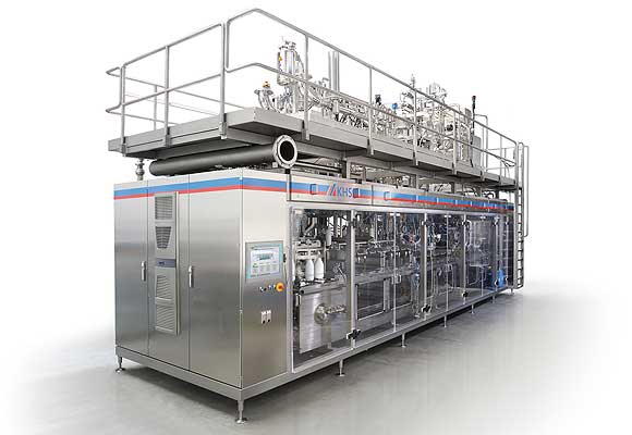 Mit der neuen Generation aseptischer Linearfüllmaschinen bietet KHS eine neue technische Lösung, die in vielen Details beachtet sein will. Allerhöchste Sicherheit, Flexibilität mit Blick auf das Produkt als auch die zu befüllenden Kunststoff-Flaschen und die eingesetzten Verschlüsse, werden mit zuverlässigen Komponenten gepaart.