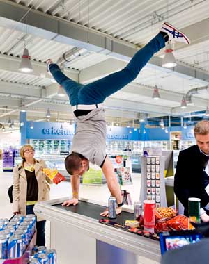 Getränkedosen und Streetartisten im "Supermarkt der Zukunft": Szene aus einem Anzeigen-Videoclip von Ball.