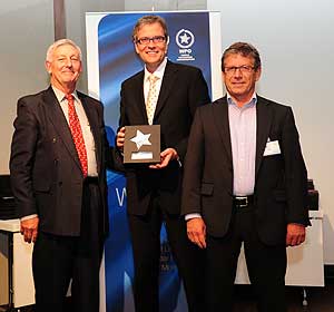 Keith Pearson, Präsident der World Packaging Organisation (links) gratuliert der STI Group: Thomas Neth, Leitung Packaging  D-A-CH STI Group (Mitte) und Hartmut Greb, Leitung Consulting STI Group, (rechts). 