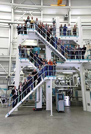 Mitarbeiter von Kuhne- Anlagenbau in einer Triple Bubble-Anlage.