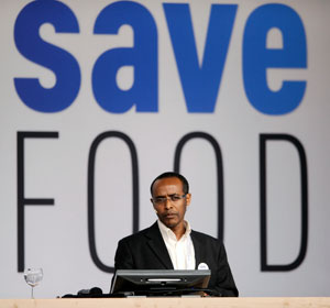 Fisseha Tessema (Projektmanager, UNEP/Wuppertal Institute Collaborating Centre on Sustainable Consumption and Production (CSCP)). Die Initiative SAVE FOOD thematisierte, wie die einzelnen Elemente der Wertschöpfungskette rund um Verpackung, aber auch Produktion, Transport, Logistik, Handel und Politik einen positiven Beitrag im Kampf gegen das drängende Problem der weltweiten Nahrungsmittelverluste leisten können.