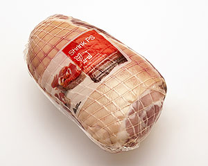 Shrink PS - eine neue, selbstklebende Etikettierungslösung für eine bessere Präsentation von Fleisch- und Käseverpackungen.