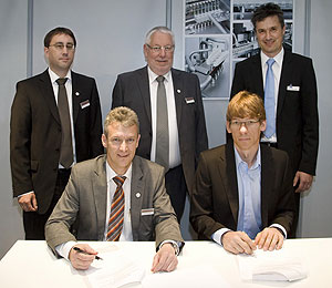 Bei der Vertragsunterzeichnung: Markus Ströbel (li., Geschäftsführender Gesellschafter B+S) und Volker Sigwarth (re, CEO/Geschäftsführer SKAN). Hintere Reihe: Thorsten Bullinger, Syndikus und Gesellschafter von Bausch+Ströbel, Siegfried Bullinger, geschäftsführender Gesellschafter von Bausch+Ströbel und Thomas Huber, Verkaufsdirektor Industrial Div. SKAN. „Durch diese Kooperation profitieren die Kunden vom gebündelten Wissen unserer beiden Unternehmen“, sind sich die Kooperationspartner sicher.