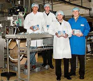 Das Capri-Sun Team von Clover in Südafrika vor der neuen Fülllinie, v. l. n. r.: Group Manager Anton Pretorius, Piet Laubscher,  James Deysel und Werner Robinson.