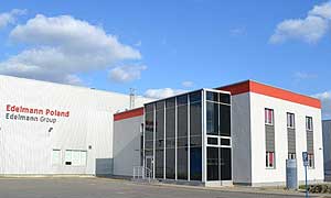 Edelmann Poland nutzt nun mehr als 8.000 Quadratmeter für Produktion und Vertrieb. Die Erweiterung der Kapazitäten (dafür wurden vier Mio. investiert) macht den polnischen Betrieb der Edelmann Gruppe zum Hochleistungsstandort für Faltschachteln und Packungsbeilagen.