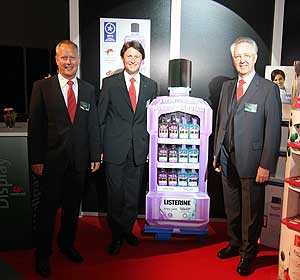 Werkleiter Rodenberg Heiner Stelter und die Geschäftsführer Thomas Gissler-Weber und Herbert Breuer (v.l.). Sie umrahmen das Listerine-Verkaufsdisplay, für das Gissler & Pass den Deutschen Verpackungspreis 2010 und den World Star Award 2010 gewonnen hat.