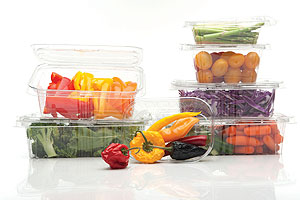 Auch verbraucherfreundlich portionierte Rohkost- oder Gemüsevariationen können in Schalen aus DPET™ verpackt werden.