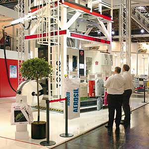 Erstmalig auf einer Messe von W&H ausgestellt: Absackmaschine Topas in verfahrbarer Ausführung für den Einsatz in Logistikzentren.