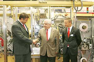 Roland Delapille, Mitglied der Geschäftsleitung der Teepack Spezialmaschinen GmbH & Co. KG (links) und Josef Adam, Direktor Spar Österreichische Warenhandels-AG (Mitte) nach der Vertragsunterzeichnung für die Teebeutelverpackungsmaschine Perfecta Universal.