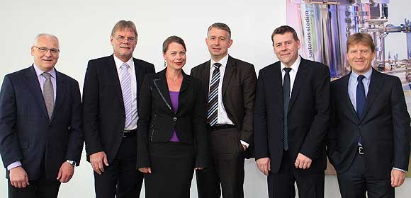 Im Bild von links nach rechts: Gerald Holst, Leiter Produktion bei Südpack, Volker Niebel, Leiter Operations und IT bei Sartorius Stedim Biotech, Carolin Grimbacher, geschäftsführende Gesellschafterin bei Südpack, Dr. Oscar-Werner Reif, Leiter Forschung und Entwicklung bei Sartorius Stedim Biotech, Jörg Nückel, Gesamtvertriebsleiter bei Südpack sowie Ingo Schnellenbach, Direktor bei Südpack Medica.