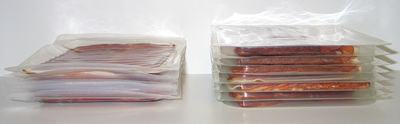 Flexible Verpackungen (links) verbrauchen weniger Ressourcen als Hartverpackungen (rechts) und bringen daher geringere Umweltbelastungen mit sich.