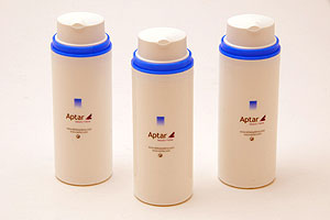 Eine innovative Konstruktion macht den Airless Dispenser zum ersten seiner Art, der ganz aus Kunststoff hergestellt wird und dabei das eingefüllte Produkt auf hohem Niveau schützt.