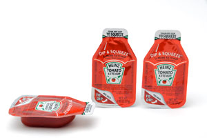 Die Verpackung des neuen Heinz*+®+* Dip & Squeeze*+®+* Ketchup erlaubt eine Entnahme durch Eintunken als auch durch Ausdrücken und erleichtert dadurch das mobile Einnehmen von Mahlzeiten.