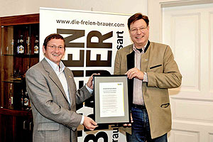 (v.l.n.r.) Jürgen Keipp, Geschäftsführer der Freien Brauer; Georg Schneider,
Präsident der Freien Brauer und Geschäftsführer Weisses Bräuhaus Schneider
Weisse & Sohn.