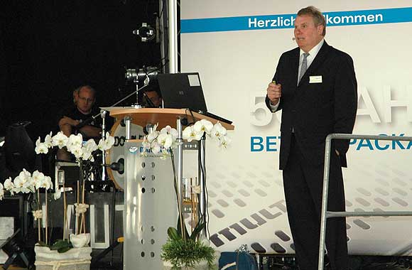 „Kundennähe und Innovationskraft sind zwei der Gründe, warum Multivac in den vergangenen 50 Jahren so erfolgreich war“, sagte Hans-Joachim Boekstegers, Sprecher der Unternehmensleitung, zur Jubiläumsfeier.