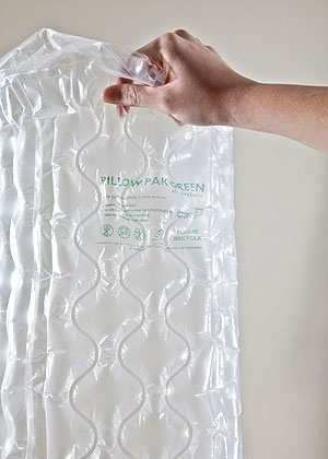Grün durch und durch: Die neue Pillow Pak-Luftkissenfolie ist wieder verwendbar und zu 100 Prozent recycelbar sowie frei von Giften, Gefahrstoffen wie Schwermetallen.