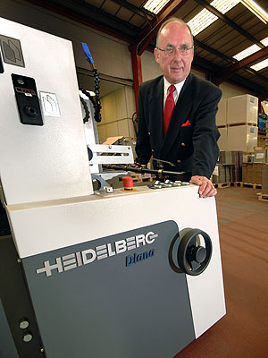 Die erste Faltschachtelklebemaschine Diana X 115 in England produziert bei Quantum Print & Packaging. Der Geschäftsführer Chris Holmes will damit die Prozesse effizienter gestalten und 20 Prozent mehr Umsatz generieren.