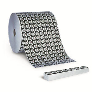 Die LabelCut 102 verarbeitet Etiketten von der von der Rolle bis zum Streifenstapel.
