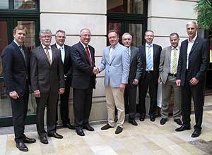 Die rlc | packaging group hat rückwirkend zum 1. Juli 2011 Limmatdruck/Zeiler in der Schweiz übernommen. Hans-Christian Bestehorn, Geschäftsführer der rlc | packaging group (Mitte rechts), und Andreas Münch, Verwaltungsratspräsident der Limmatdruck AG, (Mitte links), besiegeln die Zusammenführung der Unternehmen. 