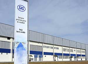 SIG Combibloc hat das erste Packstoffwerk in Brasilien in Betrieb genommen. Im neuen Produktionswerk in Curitiba wird zunächst mit einer Kapazität von einer Milliarde Packungen pro Jahr produziert. Einhergehend mit dem dynamischen Wachstum des Landes kann die Kapazität nach Vorhersagen des  Unternehmens nach weiteren zwei Jahren verdoppelt werden.