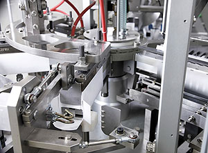 Der hohe Druck des Dornrades und die präzise Faltung sorgen für Standfestigkeit und eine formschöne Verpackung. Eine integrierte Rüttelstrecke verringert das Füllvolumen und schafft kompakte Packungen, was zu Materialeinsparungen führt.
