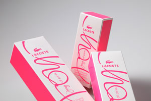 Neon-Pink, das für die Lebensfreude steht, die "Joy of Pink", ein Duft der Marke Lacoste, vermitteln möchte: Das leuchtende Pink wird im Siebdruck aufgebracht, seine Lichtechtheit damit sichergestellt.
