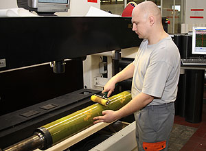 Montage einer Kodak Flexcel NX Platte auf einen Sleeve.