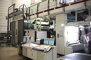 Flexodruckmaschine bei Mondi Lindlar, auf der Kunststofffolien sowie gestrichene und ungestrichene Papiere für Verpackungen bedruckt werden. 