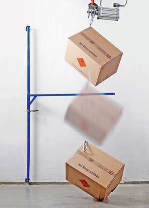 Bei den LQ-Gefahrgutverpackungen von SCA Packaging wird der sogenannte Falltest-"Light", also der Fall auf eine Ecke, durchgeführt. Die Fallhöhe beträgt 0,80 Meter, gemäß den Prüfanforderungen für die Verpackungsgruppe III. 