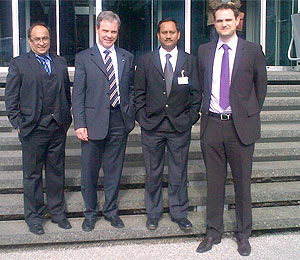 Hari K. Singh, SRF's Vice President Works & Projects (2. von links) eingerahmt von Brückner Maschinenbau's Sales Manager Xaver Sedlmeier (rechts), Senior Sales Manager Johann Kreilinger und Ghanshyam Shilamkar, Vice President Sales, Brueckner Machinery & Service India (links).