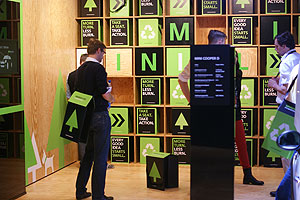 Der Sitzhocker aus Recyclingpapier war zunächst Gestaltungselement und dann ein gefragtes Mitnahmeobjekt von BMW/MINI für die Besucher der IAA.