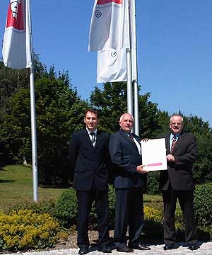 v.l.n.r. Robert Ruisinger (Müller Einkauf & Service, Zürich), Bernd Hofer (Smurfit Kappa), Joachim Tietz (Einkaufsleiter Unternehmensgruppe Müller, Zentrale Aretsried).