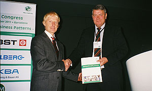 Arend-Jan Luten (ECMA Technical Committee) und Per Lundeen (ECMA-Präsident) präsentieren den GMP-Report.