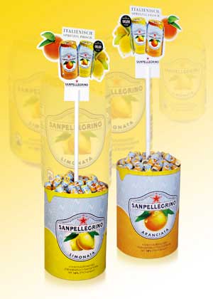 Passend zu den Geschmacksrichtungen ist auch das Displaydesign auf "Limonata" und "Aranciata" von Sanpellegrino zugeschnitten. Italienische Lebensfreude zum Mitnehmen.