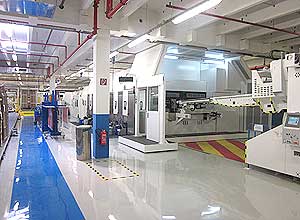 Die neue Maschine von Smurfit Kappa in Brühl kombiniert Drucken im Flexodirektdruck sowie Falten und Kleben in einer Linie.
